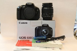 [중고] 캐논 정품 EOS 600D + 18-55mm캐논충전기 캐논배터리 캐논스트랩 박스 보증서 설명서 58mm uv 메모리4GB 랜즈앞 뒤캡 SD리더기 카메라 꺠끗합니다